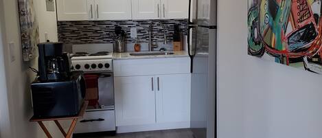 Refrigerador, microondas, horno, cafetera/tetera