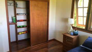 2 habitaciones, escritorio y tabla de planchar con plancha