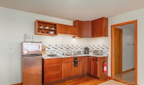 Fridge, microwave, stovetop, coffee/tea maker