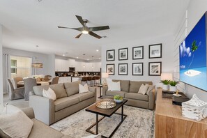 Vila (6 Bedrooms) | Sala de estar | TV