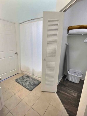 Baignoire, sĂšche-cheveux, serviettes fournies, savon