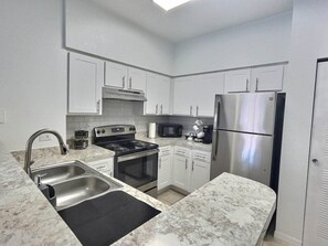 Fridge, microwave, oven, stovetop - Cozy apartment a few minutes away from Disney. (Kissimmee)