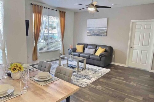 Cozy apartment a few minutes away from Disney.