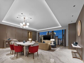 Premium-Suite, 1 King-Bett | Daunenbettdecken, Zimmersafe, Schreibtisch, Verdunkelungsvorhänge