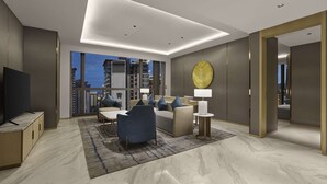Uma sala de estar moderna com sofá, poltronas, mesa de centro e televisão.