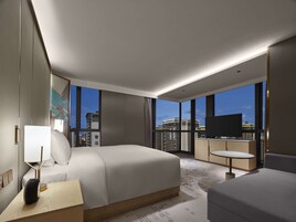 华丽套房, 1 张特大床 | 羽绒被、客房内保险箱、办公桌、遮光窗帘