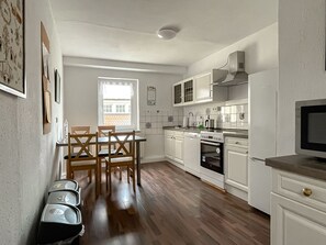 Apartemen, kamar mandi pribadi, pemandangan kota | Interior