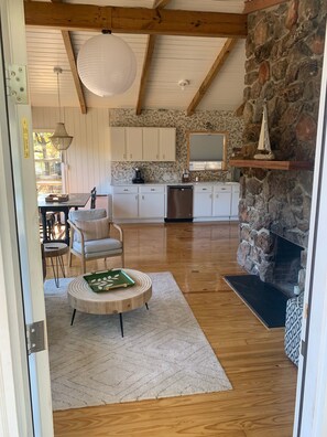 Interior - Beautiful Lake Escape (Hot Springs)