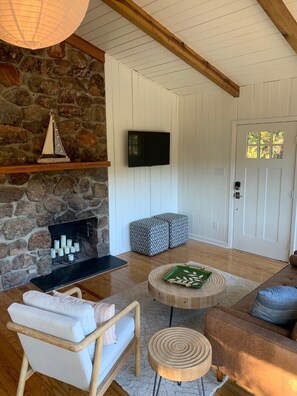 Smart TV, fireplace