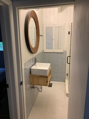 Haartrockner, Handtücher, Seife, Toilettenpapier