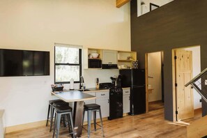 ثلاجة، ميكروويف، فرن، موقد طهي مسطح