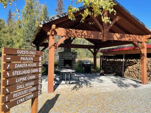 Outdoor dining - Redoubt cabin @ Keystone Kozy (Soldotna)