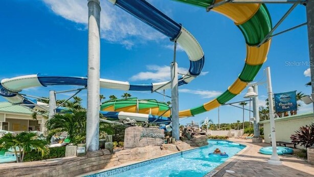 Ein Wasserpark mit mehreren Wasserrutschen und einem Poolbereich.