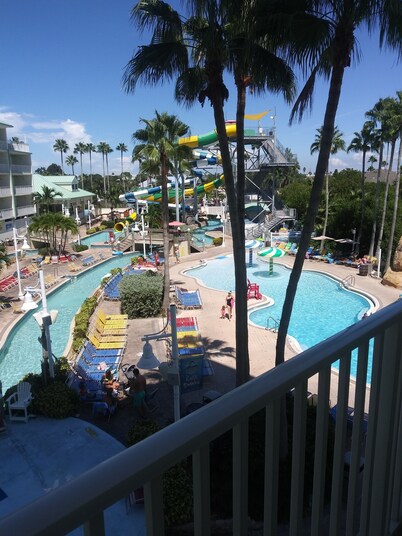 Lulu's NEW WATERFRONT RARE 2 BAL 2 BD, 2 BA, SLEEPS 8-4 DAILY WATER PARK PASSES