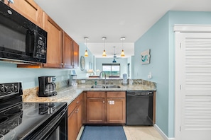 Frigorífico, microondas, horno y placa de cocina