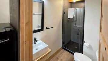 Douche, séchoir à cheveux, serviettes fournies