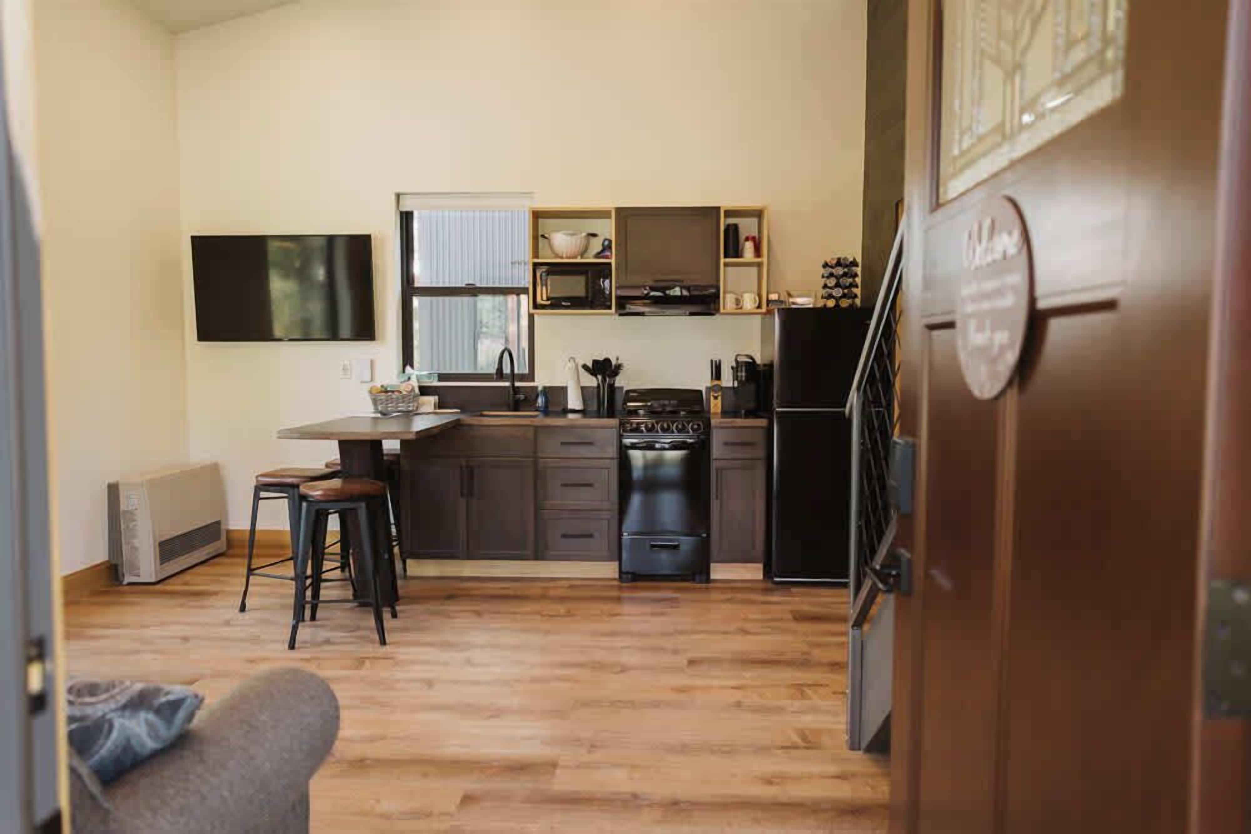 Jääkaappi, mikroaaltouuni, uuni, liesi