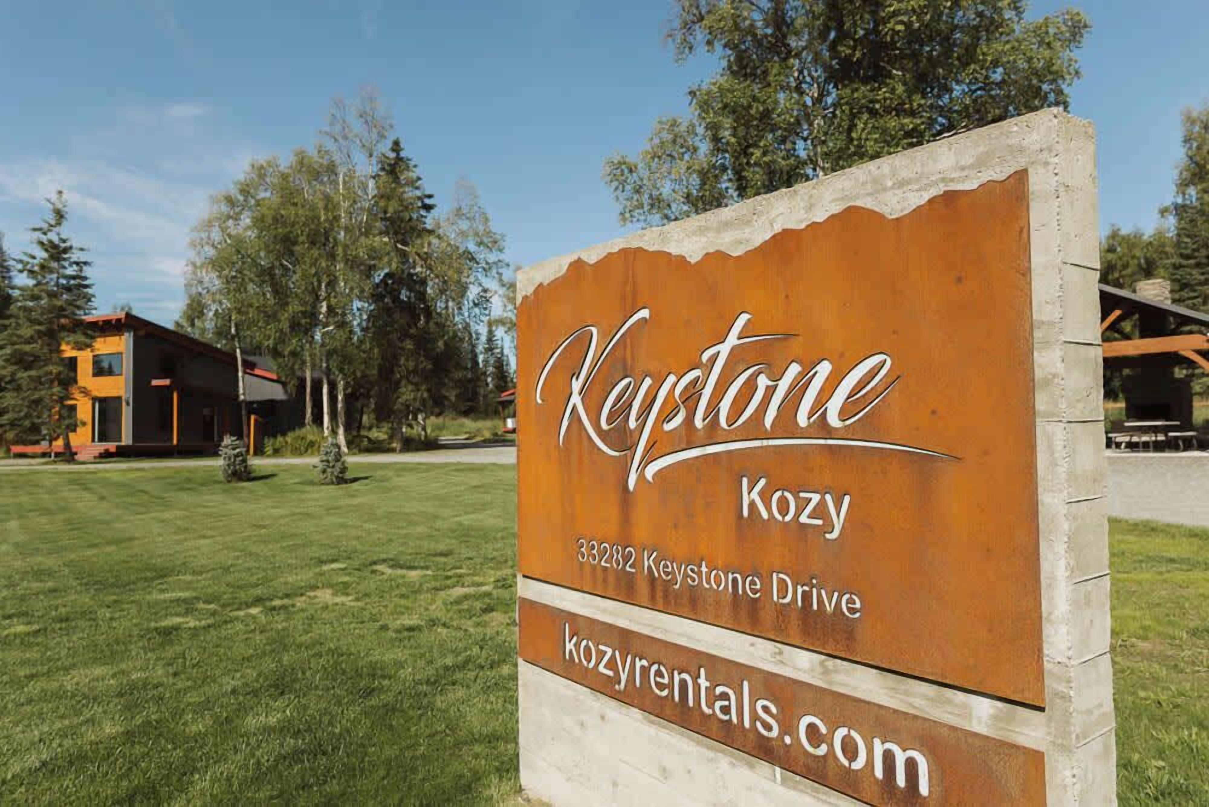 Señal de Keystone Kozy en el número 33282 de Keystone Drive, con una dirección web.