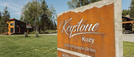 Señal de Keystone Kozy en el número 33282 de Keystone Drive, con una dirección web.