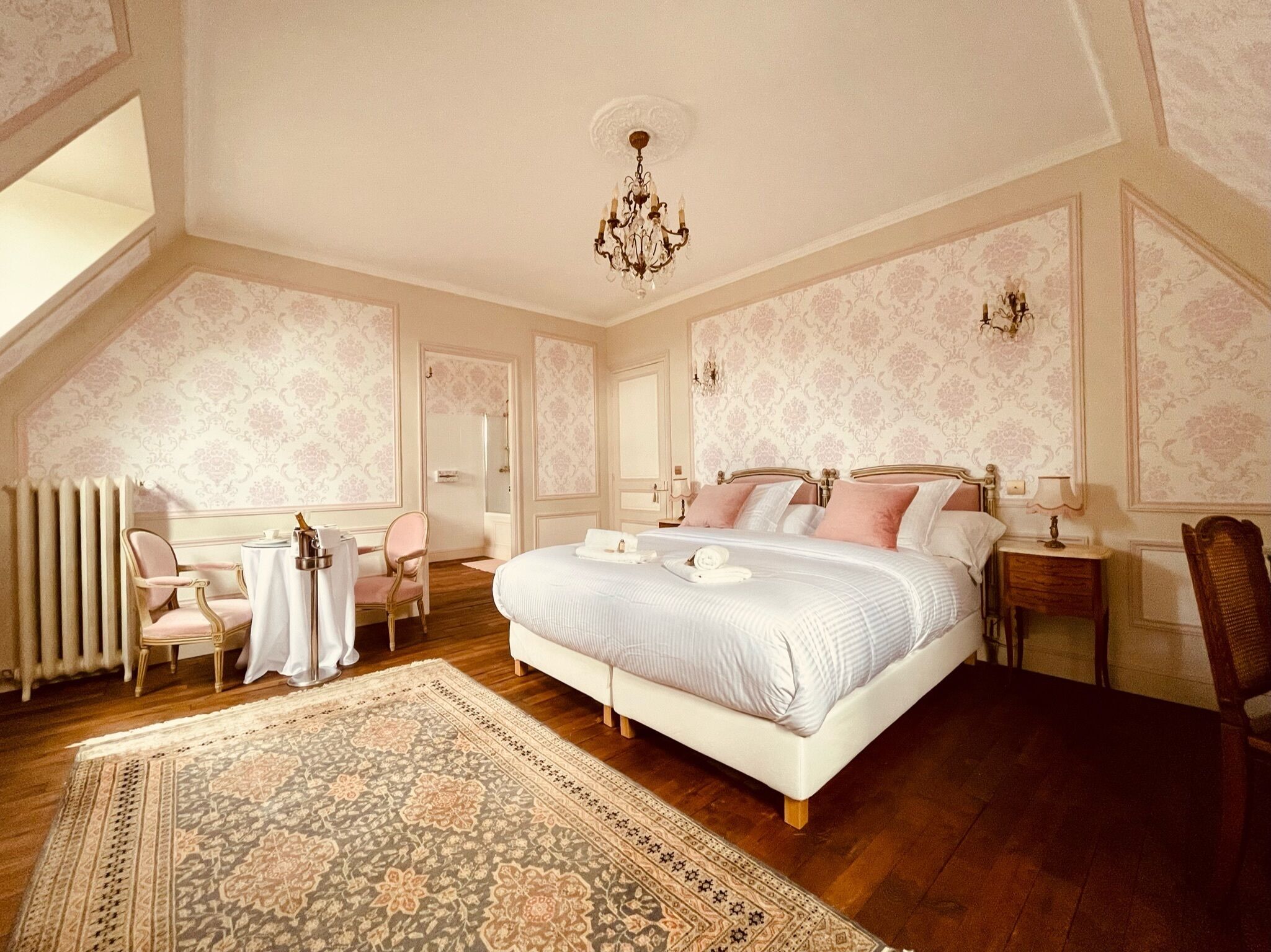 Habitació destacada, 1 llit de matrimoni, amb bany privat | Roba de llit d'alta qualitat i matalassos d'escuma viscoelàstica 