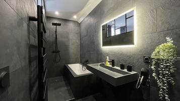 Maison, 2 chambres (Maison du jardinier) | Salle de bain | Articles de toilette gratuits, sĂšche-cheveux, savon, shampoing