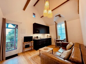 Suite, 1 Bedroom (L'étage des rêves) | Living area | 100-cm flat-screen TV with digital channels - Château du Prieuré - Évecquemont (Évecquemont)