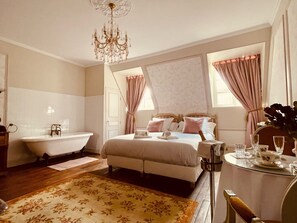 Signature Room, 1 Queen Bed, Ensuite | Premium bedding, memory foam beds, individually decorated - Château du Prieuré - Évecquemont (Évecquemont)
