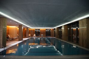 Innenpool, Rettungsschwimmer vor Ort