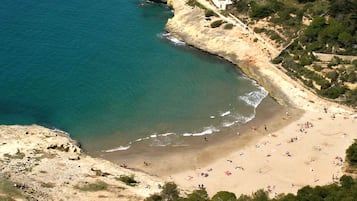 Una spiaggia nelle vicinanze