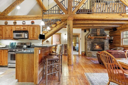 Little Wolf Log Cabin | Easy Ski Access | Big Sky Resort