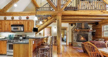 Little Wolf Log Cabin | Easy Ski Access | Big Sky Resort