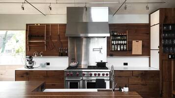 Een koelkast, een microgolfoven, een oven, een kookplaat