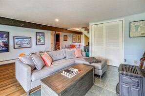 Smart TV, fireplace - Mountain Haus: 4 br, a/c, firepit, free ski shuttle! (Stowe)