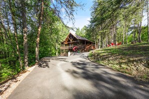 Property grounds - Privacy · Location · Pets · HotTub · Firepit (Sevierville)