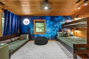 4 عدّة غرف نوم ومكتب ومكواة/لوح كي وسرير سفر