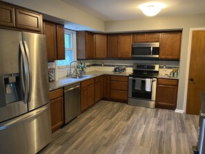 Jääkaappi, mikroaaltouuni, uuni, liesi