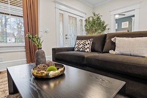 Smart TV, fireplace, books, stereo