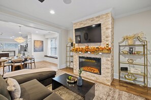 Smart TV, fireplace, books, stereo