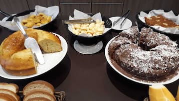 Café da manhã com buffet grátis todos os dias