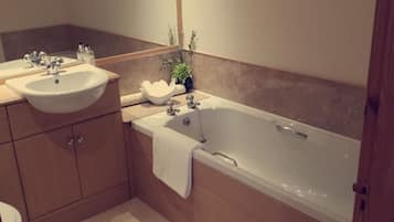 Suite Klasik, ensuite, pemandangan laut (First & Second Floor ) | Kamar mandi