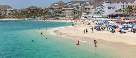 ビーチの近く、ビーチタオル