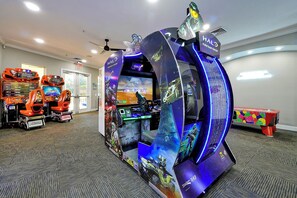Un espace de jeux comprenant plusieurs bornes d’arcade, dont une section sur le thème de Halo, ainsi qu’un espace de jeux coloré.