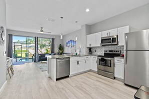 Geladeira, micro-ondas, fogão, cooktop