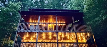 Beautiful Adventure Cabin- Sleeps 12-Epic Game Room, Hot Tub, Fire Pit, Pets OK