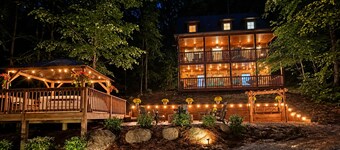 Bearfoot Bliss-Bear Hunt • Arcade • Hot Tub- Fire Pit- Adventure Cabin-Sleeps 12