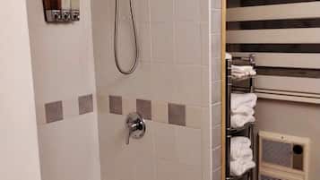 Un baño moderno con bañera, ducha y toallero.