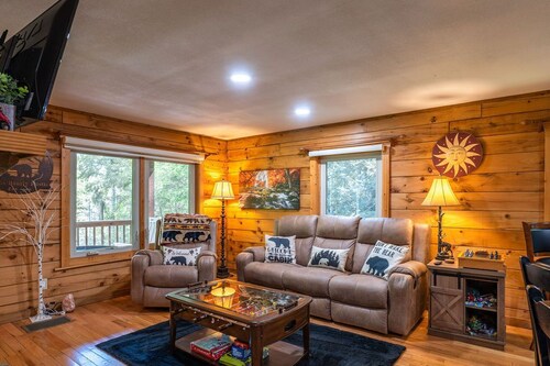 Bearfoot Bliss-Bear Hunt • Arcade • Hot Tub- Fire Pit- Adventure Cabin-Sleeps 12