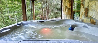 Awesome Kid, Pet Friendly with Game Room, Hot Tub, Firepit, close to waterfalls