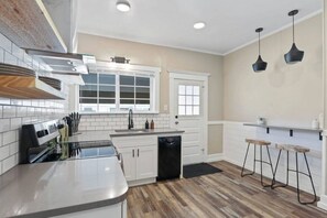 Fridge, microwave, oven, stovetop - Cozy Home Overlooking Manito Park + Free parking! (Spokane)