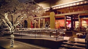 A building with a sign that reads "Rockwood Bakery" at night. - Cozy Home Overlooking Manito Park + Free parking! (Spokane)